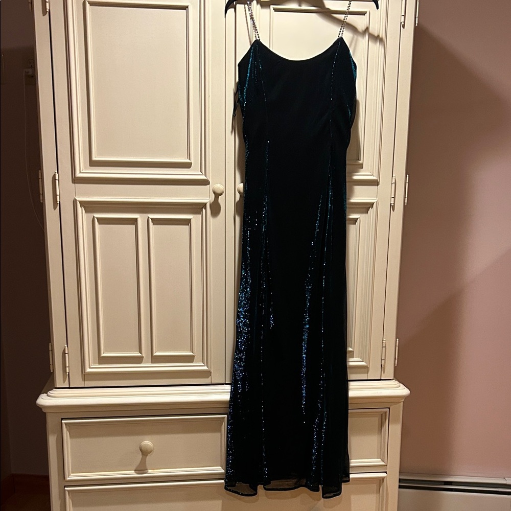Elegant Black and Emerald Green Gown with Spaghetti Straps of Rhinestones!